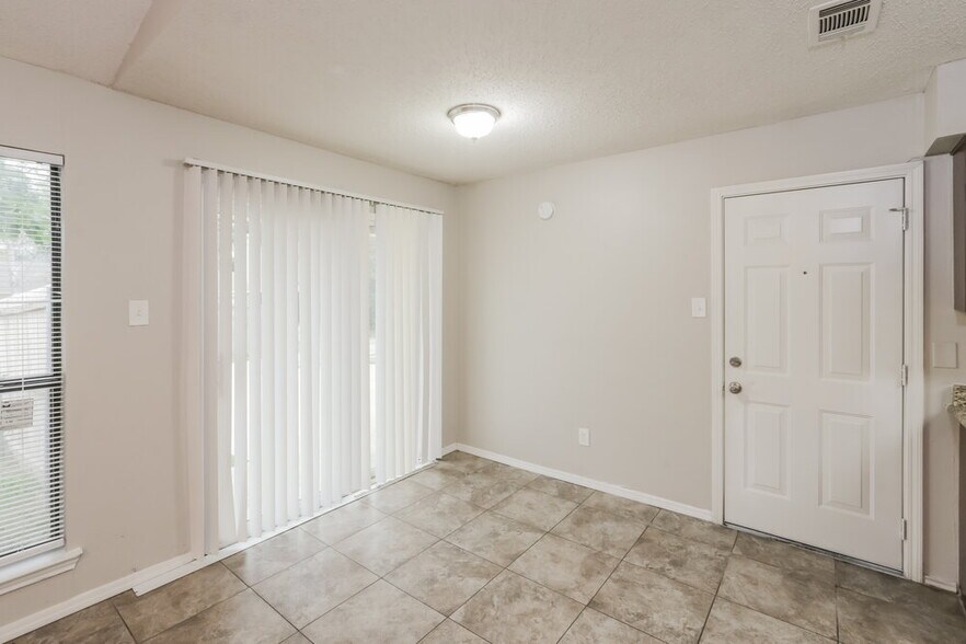 Building Photo - 2408 Colonial
