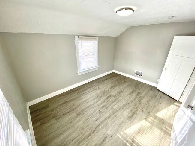 Building Photo - Newly Rehabbed Single Family in Dayton!: N...