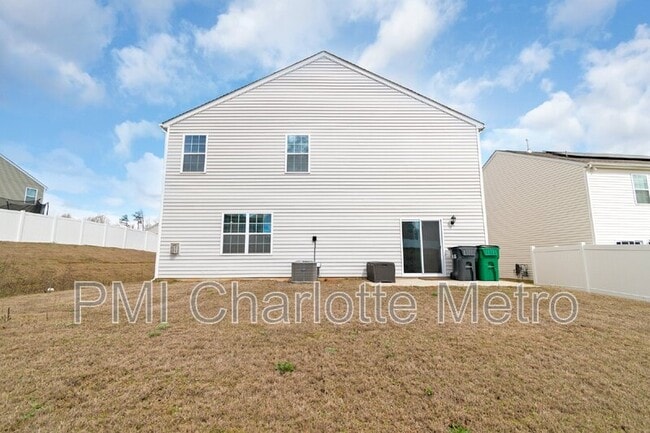 Building Photo - 8019 Rowling Dr