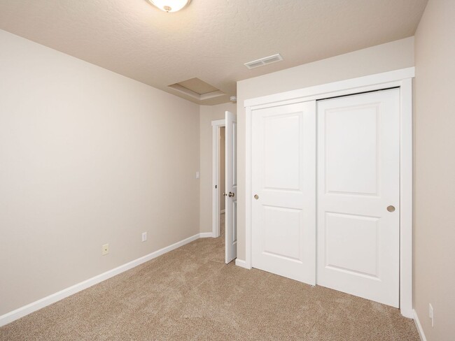 Building Photo - Charming River District Rancher | Double Vanity Suite | Walk to Orchard Park