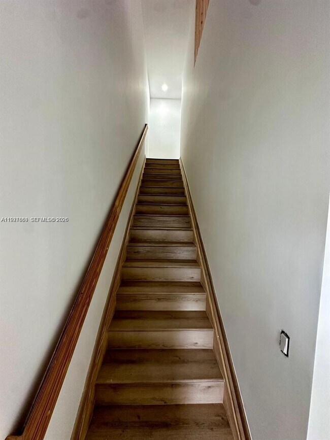 Building Photo - 722 NW 6th Ct