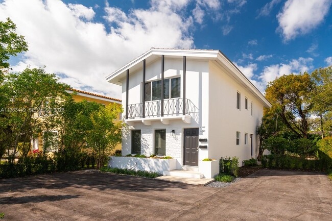 Building Photo - 2920 S Le Jeune Rd