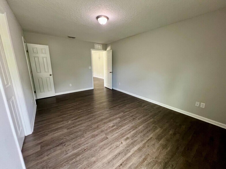Masters Bedroom - 8514 Peach St