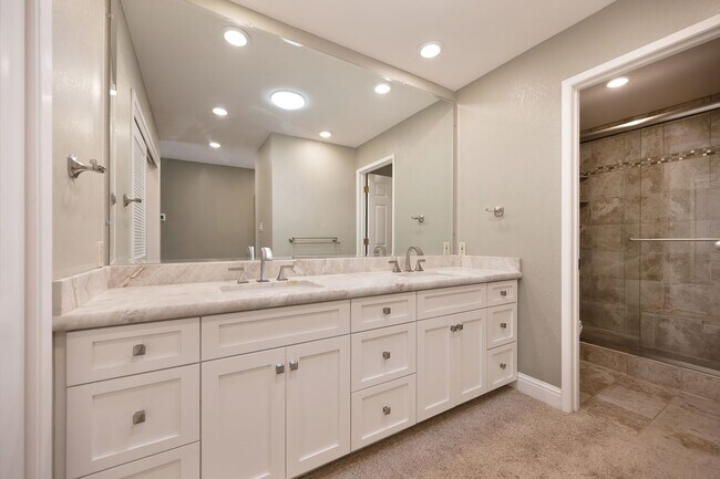 Building Photo - South Auburn Gem! Stylish 2BR Townhome in Quiet, Neighborhood