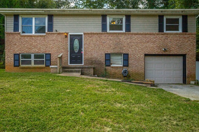 Building Photo - Spacious House in Hixson