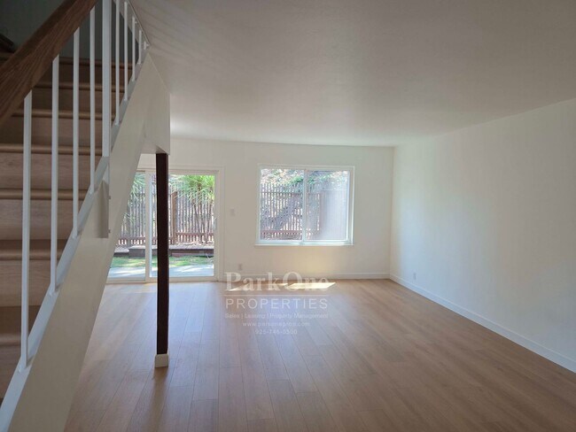 Building Photo - Spacious and Updated Heather Farms Townhome for Lease