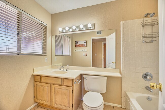 Building Photo - Garden Dr