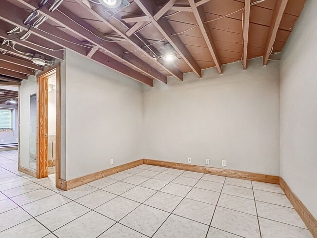 Building Photo - 1008 16th Ave SE