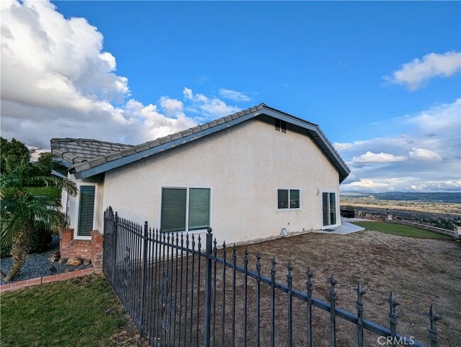 Building Photo - 7380 Live Oak Dr