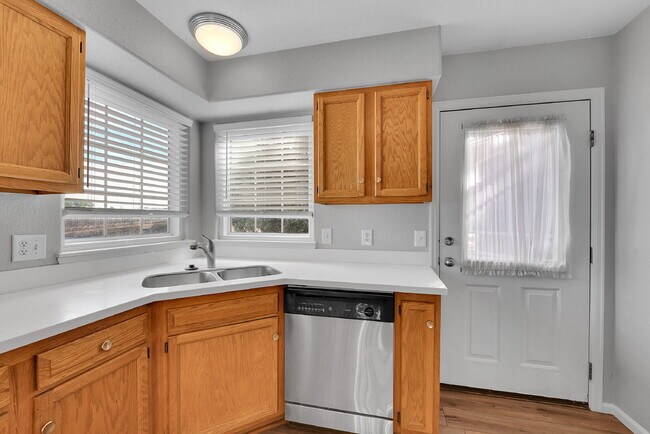 Building Photo - $2,550.00 - 3-bed, 3-bath split-level loca...