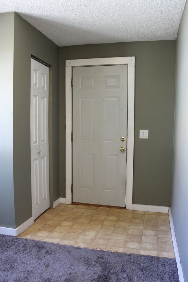 Building Photo - 3 Bedroom - one level