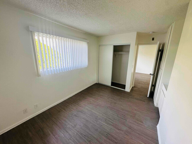 Building Photo - 4688 Huntington Dr S