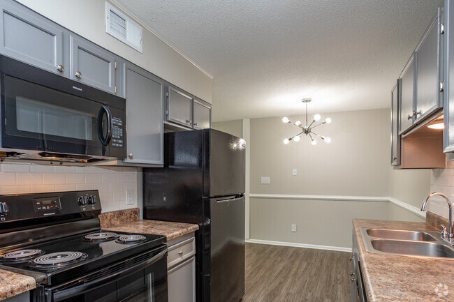 1BR, 1BA - 616SF - Kitchen - Oakridge at Haymount