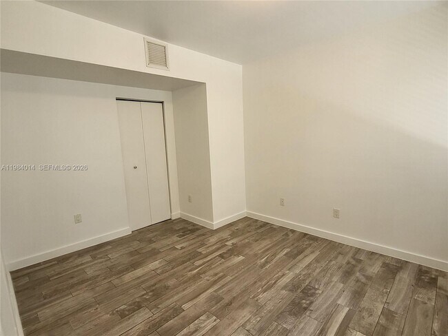 Building Photo - 557 Michigan Ave