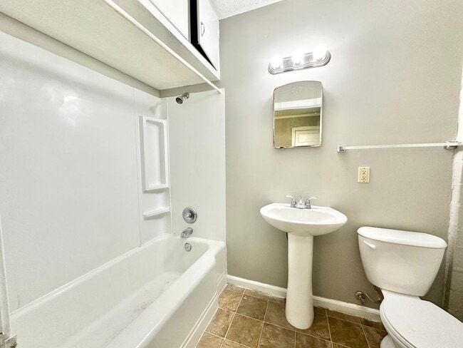 Building Photo - 2615 N Elm St