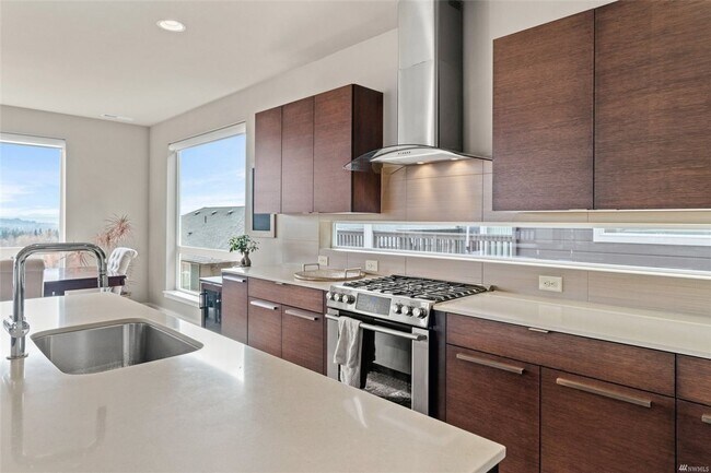 Building Photo - Beautiful 4 bed/2.5 bath dream home in Mon...