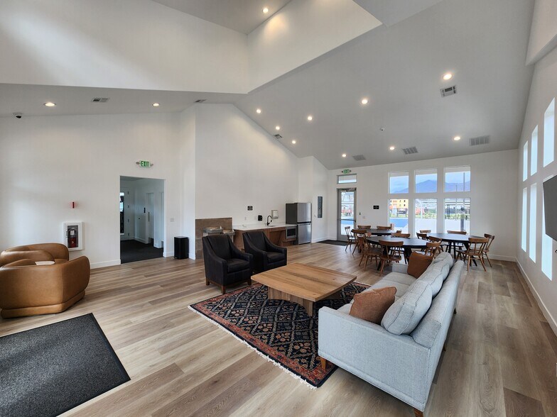 Building Photo - 4735 S Alder Dr