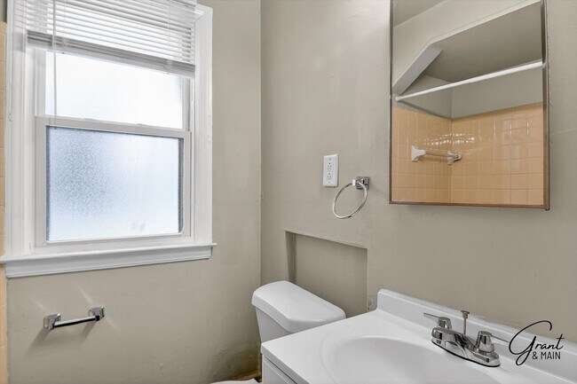 Building Photo - 3 Bedroom Bungalow - $1300