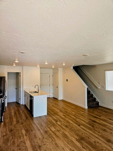 Building Photo - 3320 E Elkhorn Ln