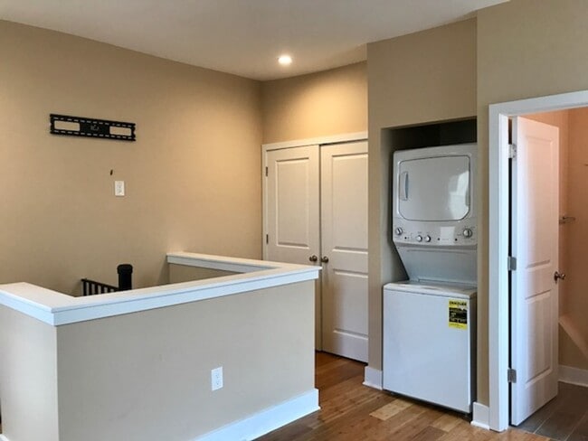 Building Photo - 1527 W Porter St