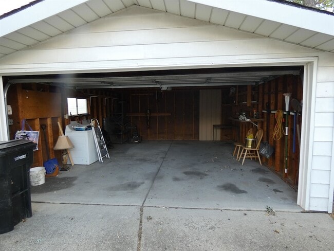 Building Photo - 26411 Belanger St