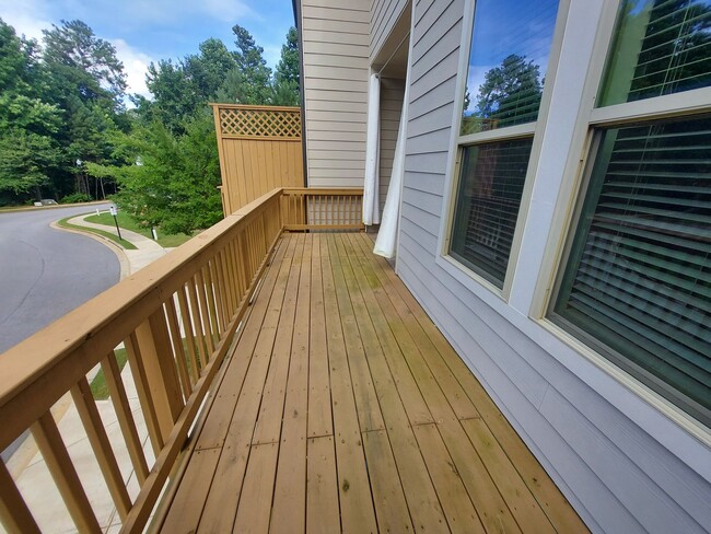 Building Photo - Large 3 Bedroom Luxury Townhome on Silver ...