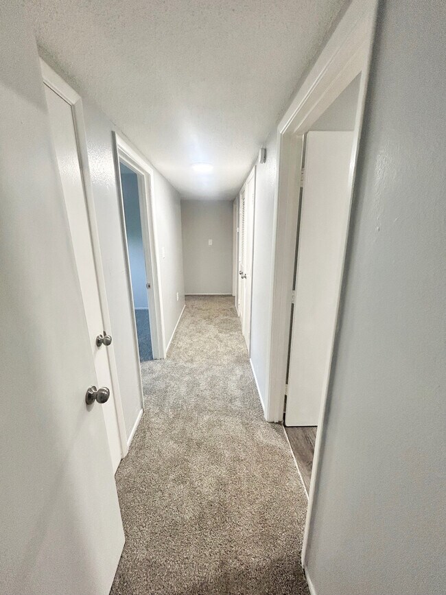 Building Photo - 601 Riverhill Cir