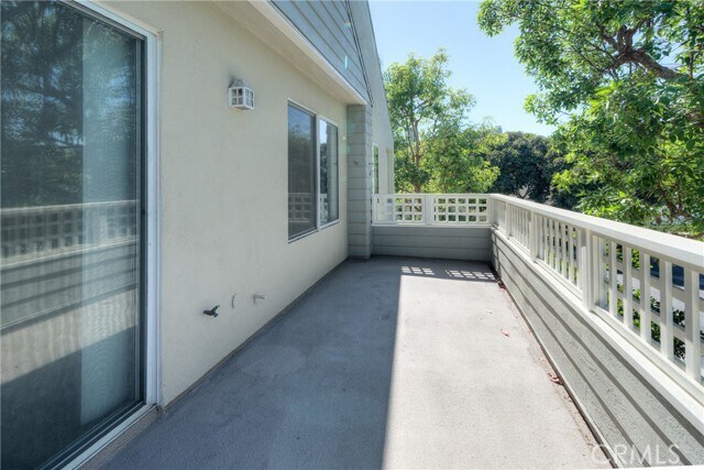 Building Photo - 5 Elmbrook