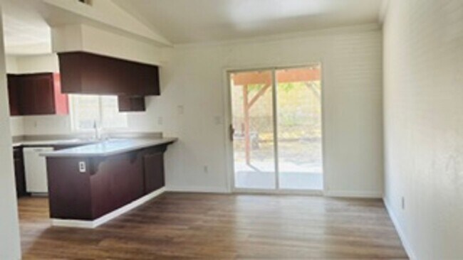 Building Photo - 633 Las Colinas St