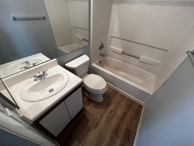 Building Photo - Room in Condo on Collegiate Cir