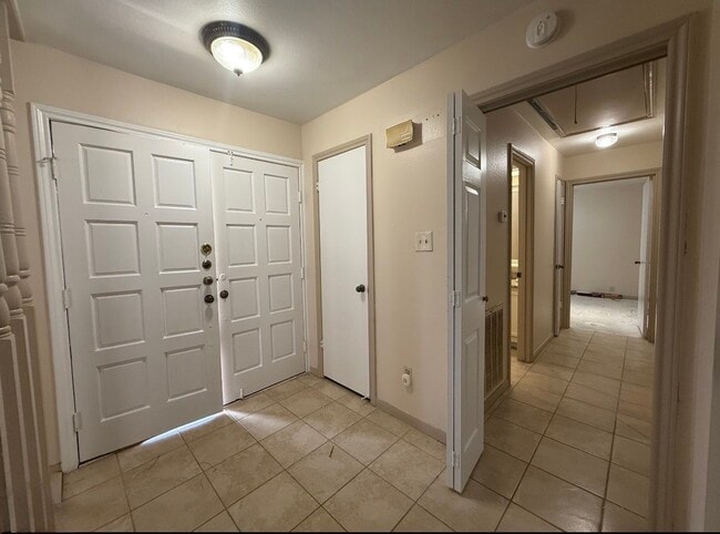 Building Photo - 2920 Cambridge Ln