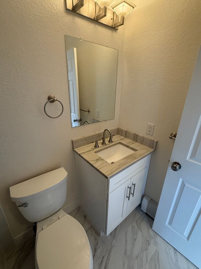 Building Photo - Available NOW! Updated 1 Bedroom 1 Bath Condo for Rent in Jefferson Park