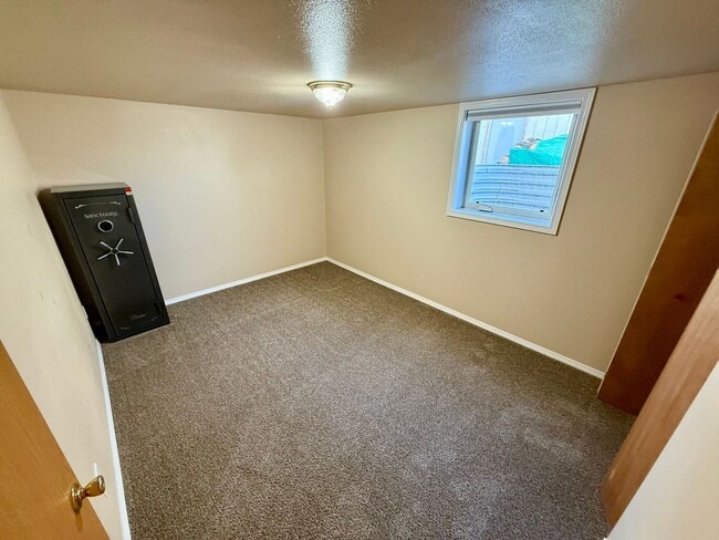 Building Photo - **For Rent: Spacious 4-Bedroom Home with 2...