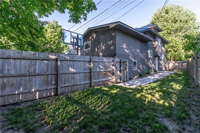 Building Photo - 216 Park Dr W
