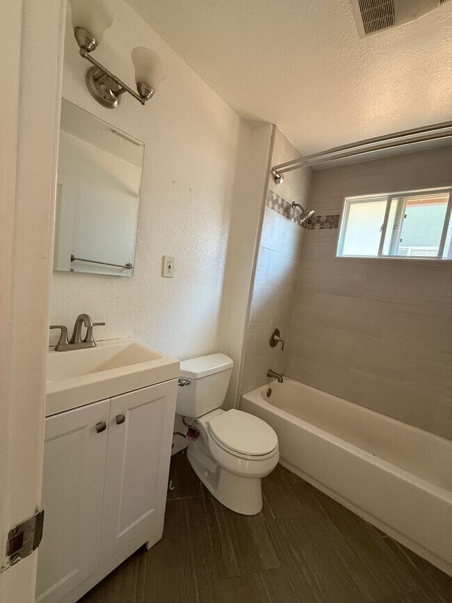 Building Photo - Stunning 3 Bed 2 Bath Home | Spacious Back...