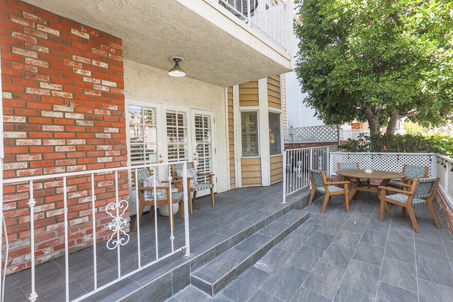 Building Photo - 4401 Moorpark Way