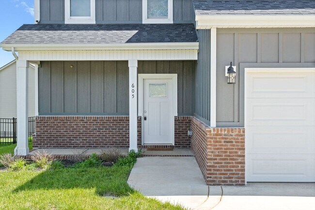 Building Photo - 605 Wespanee Wy