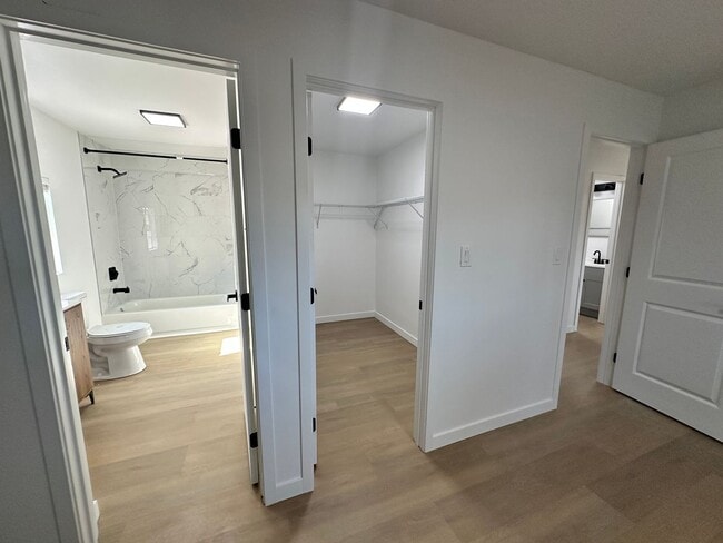 Building Photo - Available Now! Amazing Views and Spacious ...