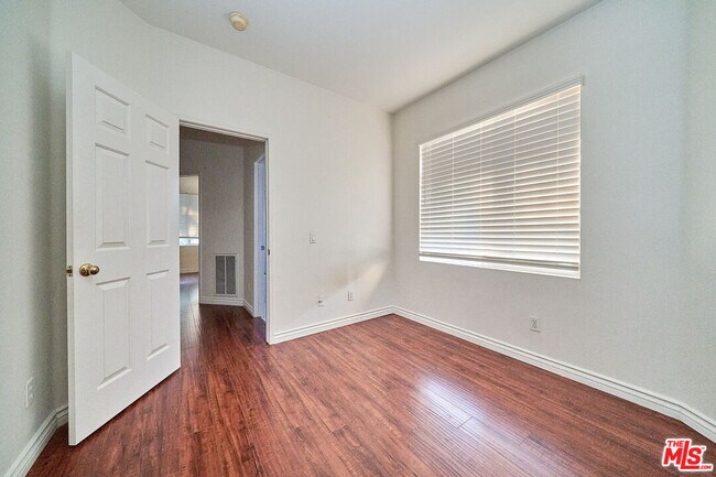 Building Photo - 915 Somerville