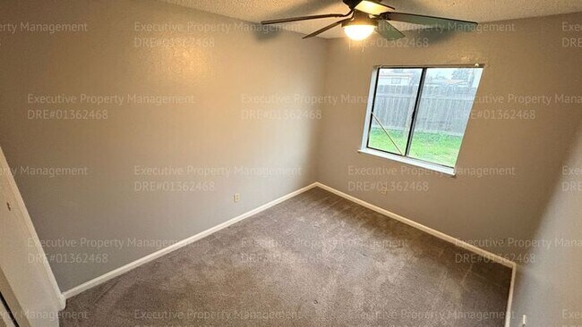 Building Photo - 3 bedroom/ 2 bathroom home nestled in a cul-de-sac.