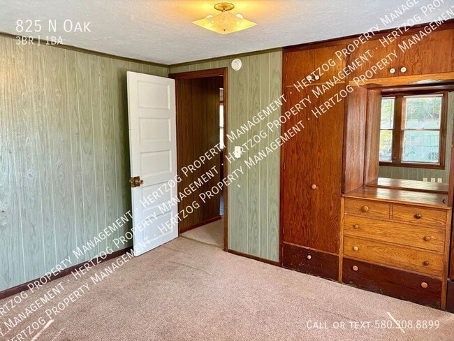 Building Photo - 825 N Oak-