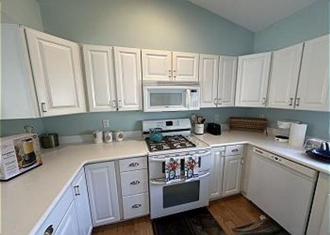 Building Photo - Condo located in Plantations East