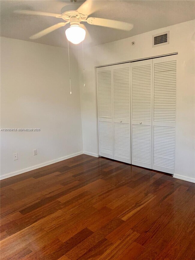 Building Photo - 529 E Sheridan St