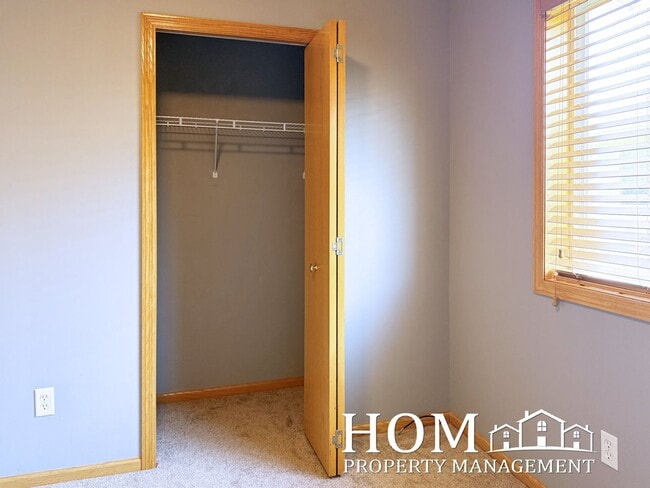 Building Photo - 3BR/2BA Townhome Available 9/1
