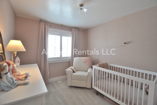 Building Photo - 206 E 520 N