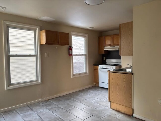 Building Photo - 32 Hillman St