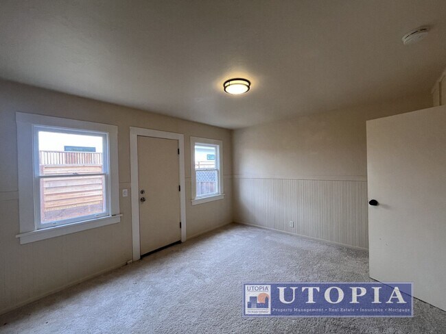 Building Photo - 204 Hollister Ave