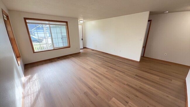 Building Photo - 3 Bedroom 1.5 Bath Home Fenced Yard, Shed & Garage