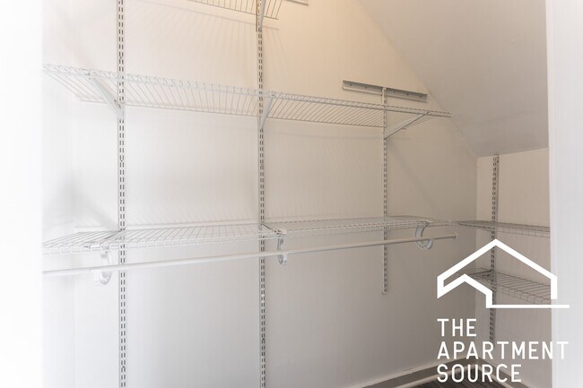 Building Photo - 2853 W Dickens Ave