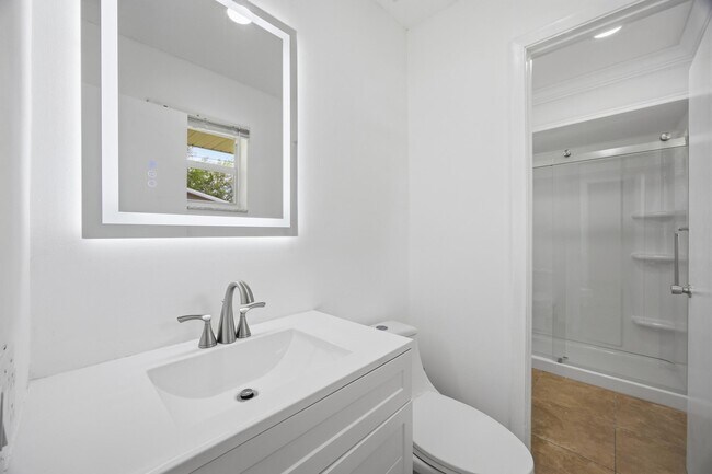 Building Photo - 226 SW Reynolds Ave